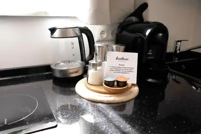 Kaffee-/Teezubehör in der Unterkunft Charmante strandnahe Ferienwohnung im Untergeschoss mit gratis Bettwäsche-Paket