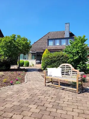 Ein Garten an der Unterkunft Charmante strandnahe Ferienwohnung im Untergeschoss mit gratis Bettwäsche-Paket