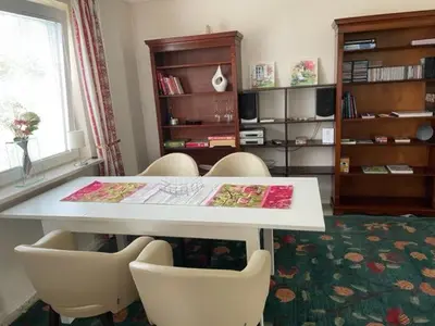 Ein Sitzbereich in der Unterkunft Ferienwohnung Ostseewellen