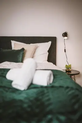 Ein Bett oder Betten in einem Zimmer der Unterkunft Sadebo Modern City Lübeck - Balkon oder Terrasse