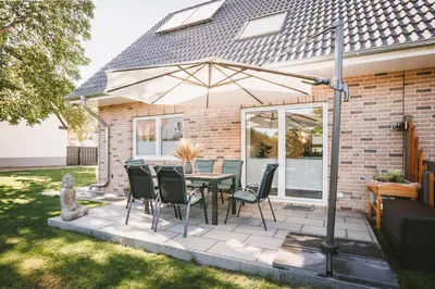 Ein Patio oder anderer Außenbereich in der Unterkunft Modernes Neubau-Haus Lübeck - Garten, Terrasse, Parkplatz