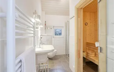 Ein Badezimmer in der Unterkunft Beautiful Home In Krems Iiwarderbrück