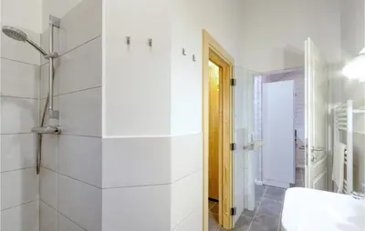 Ein Badezimmer in der Unterkunft Amazing Home In Krems Iiwarderbrück