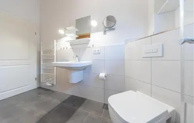 Ein Badezimmer in der Unterkunft Awesome Home In Krems Iiwarderbrück