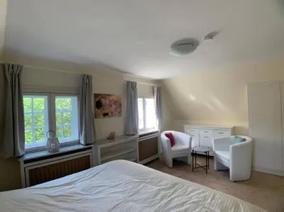 Ein Bett oder Betten in einem Zimmer der Unterkunft Top Lage! Charmantes Landhaus 5 Geh-Min v. Strand