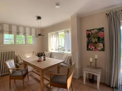 Ein Sitzbereich in der Unterkunft Top Lage! Charmantes Landhaus 5 Geh-Min v. Strand