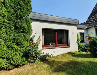 Ein Garten an der Unterkunft Ferienwohnung Gartenblick - Idylle am Travetal