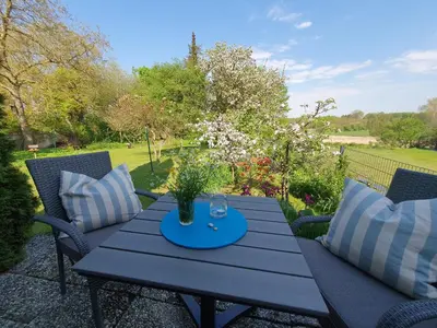 Ein Garten an der Unterkunft Ferienwohnung Gartenblick - Idylle am Travetal