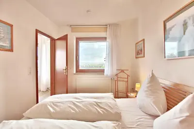 Ein Bett oder Betten in einem Zimmer der Unterkunft Haus Strandallee 24 Haus Strandallee 24 - Appartement Seemanns Meeresblick