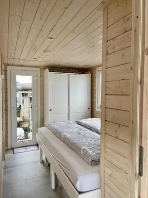 Ein Bett oder Betten in einem Zimmer der Unterkunft Hausboot Janne Lübeck Inclusive Kanu nach Verfügbarkeit SUP und WLAN 50 MBit s Flat