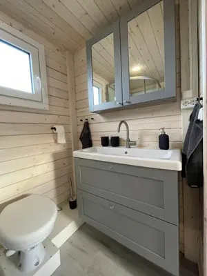 Ein Badezimmer in der Unterkunft Hausboot Janne Lübeck Inclusive Kanu nach Verfügbarkeit SUP und WLAN 50 MBit s Flat