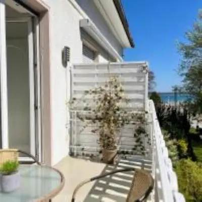 Ein Balkon oder eine Terrasse in der Unterkunft Strand Studio mit Meerblick & Balkon