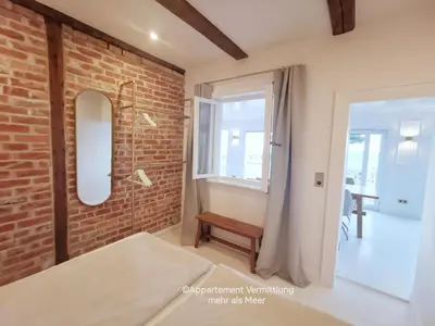 Ein Bett oder Betten in einem Zimmer der Unterkunft Ferienhaus Urban Fewo Beletage 2 bis 6 Personen mit Panorama Meerblick WLAN gegenüber vom Strand
