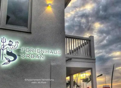 Ein Zertifikat, Auszeichnung, Logo oder anderes Dokument, das in der Unterkunft Ferienhaus Urban Fewo Beletage 2 bis 6 Personen mit Panorama Meerblick WLAN gegenüber vom Strand ausgestellt ist