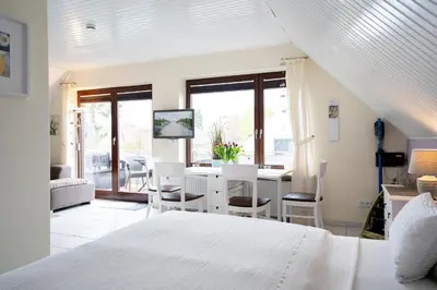 Ein Bett oder Betten in einem Zimmer der Unterkunft HER16c Ankes Gästehaus F