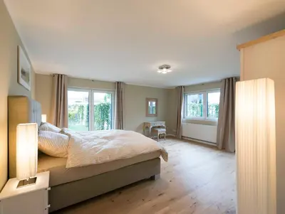 Ein Bett oder Betten in einem Zimmer der Unterkunft STR92 Gartenresidenz Strandstraße