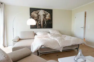 Ein Bett oder Betten in einem Zimmer der Unterkunft STR92 Gartenresidenz Strandstraße