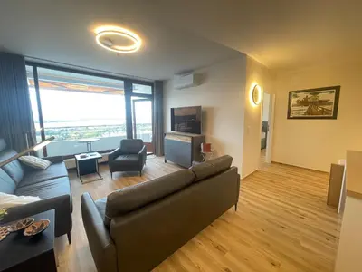 Ein Sitzbereich in der Unterkunft Miramar Meerblick