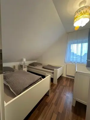 Ein Bett oder Betten in einem Zimmer der Unterkunft FeWo Haus Lübeck Sereetz Ostsee