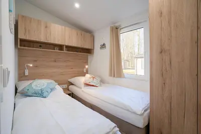 Ein Bett oder Betten in einem Zimmer der Unterkunft Ostseecamp Lübecker Bucht Ferienhaus 