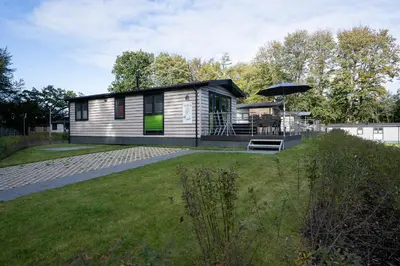 Das Gebäude in dem sich das Ferienhaus befindet