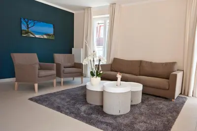 Ein Sitzbereich in der Unterkunft Ostsee Lodges mit Wellnessbereich