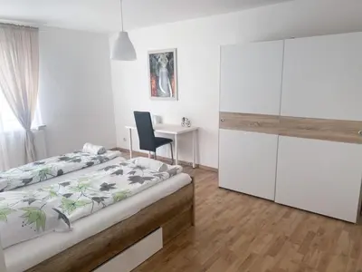 Ein Bett oder Betten in einem Zimmer der Unterkunft Zentrale 2-Zimmer Wohnung in Altstadt & Bahnhofsnähe ( überdachte Gartenterasse )