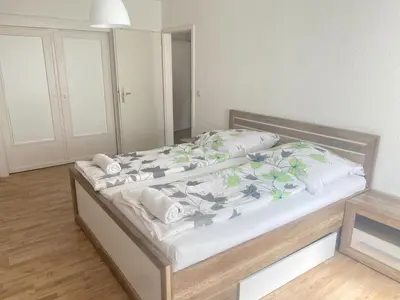 Ein Bett oder Betten in einem Zimmer der Unterkunft Zentrale 2-Zimmer Wohnung in Altstadt & Bahnhofsnähe ( überdachte Gartenterasse )