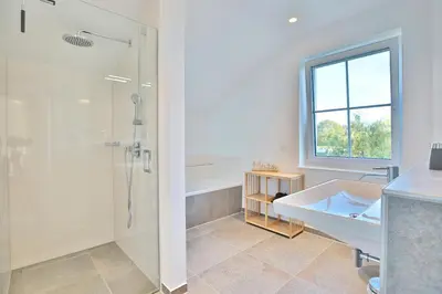 Ein Badezimmer in der Unterkunft Haus Oberdeck 1