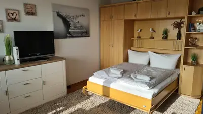 Ein Bett oder Betten in einem Zimmer der Unterkunft PEMATRA Ferienwohnung Seeschwalbe