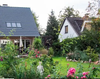 Ein Garten an der Unterkunft Dachgeschosswohnung Scharbeutz mit Garten