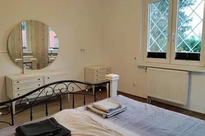 Ein Bett oder Betten in einem Zimmer der Unterkunft Erdgeschoss Wohnung mit Garten