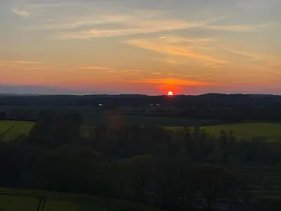 Blick auf den Sonnenuntergang/Sonnenaufgang von der Ferienwohnung aus oder aus der Nähe