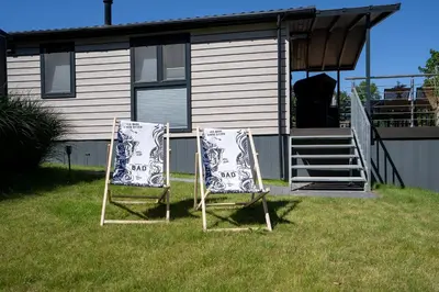 Ein Garten an der Unterkunft Ostseecamp Lübecker Bucht Ferienhaus 