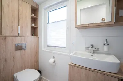 Ein Badezimmer in der Unterkunft Ostseecamp Lübecker Bucht Ferienhaus 