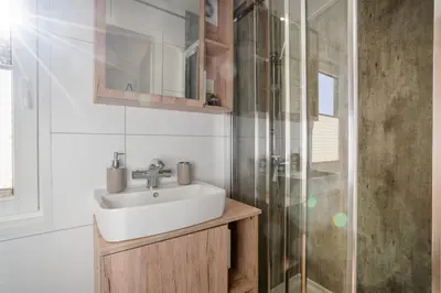 Ein Badezimmer in der Unterkunft Ostseecamp Lübecker Bucht Haus 
