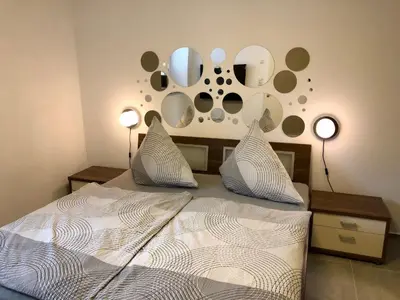 Ein Bett oder Betten in einem Zimmer der Unterkunft Erdgeschoss-Appartement mit Seeterasse