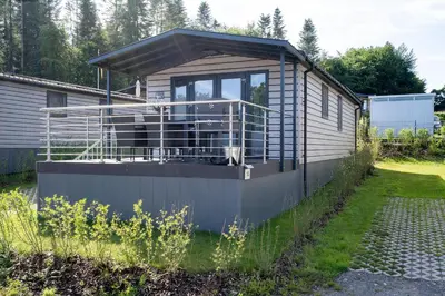 Das Gebäude in dem sich das Ferienhaus befindet