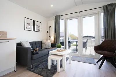 Ein Sitzbereich in der Unterkunft Ostseecamp Lübecker Bucht Ferienhaus 