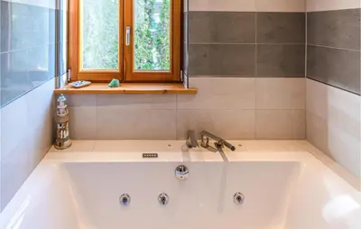 Ein Badezimmer in der Unterkunft Nice Home In Lübeck With Kitchen