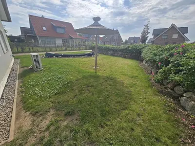 Ein Garten an der Unterkunft Neu! Strandnah bis 6 Pers Haus A
