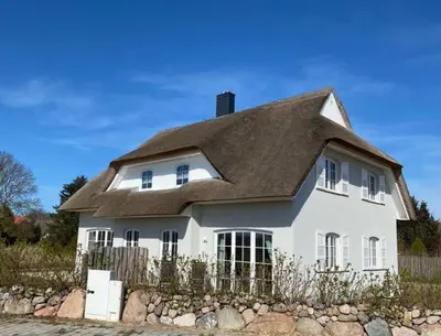 Das Gebäude in dem sich das Ferienhaus befindet
