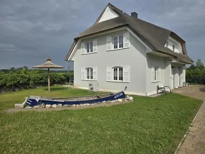 Ein Garten an der Unterkunft Neu! Strandnah XXL bis 12 Pers2Kinder Haus AB