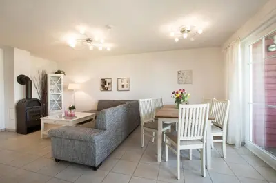 Ein Sitzbereich in der Unterkunft Ferienwohnung Strandnest Sierksdorf