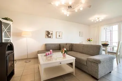 Ein Sitzbereich in der Unterkunft Ferienwohnung Strandnest Sierksdorf