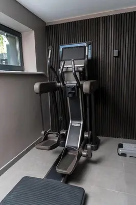 Das Fitnesscenter und/oder die Fitnesseinrichtungen in der Unterkunft Wellness House Oase Spa mit Whirlpool
